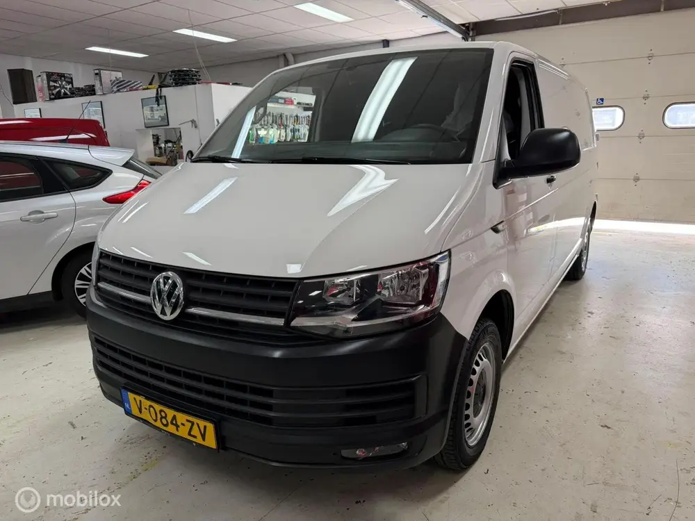 Volkswagen Transporter 2.0 TDI L2H1 Airco Cruise Navi uit 2019, foto 2