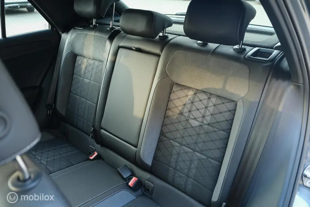 Volkswagen T-Roc 1.5 TSI R-Line | Pano | IQLed | 19 Inch | A uit 2022, foto 6
