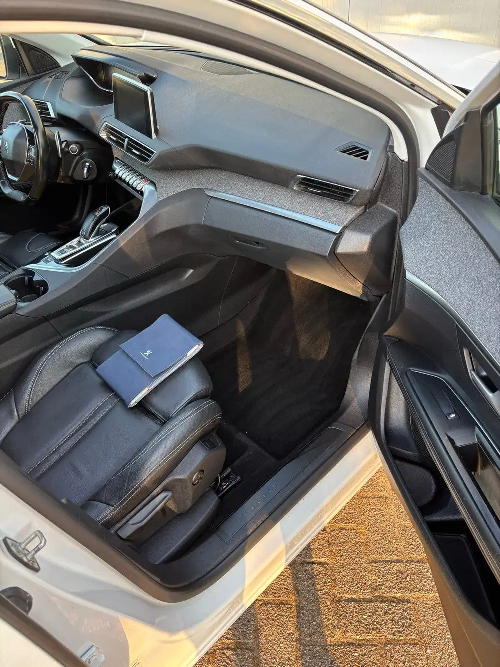 Peugeot 3008 1.2 turbo 130pk S&S EAT Wit uit 2019, foto 14