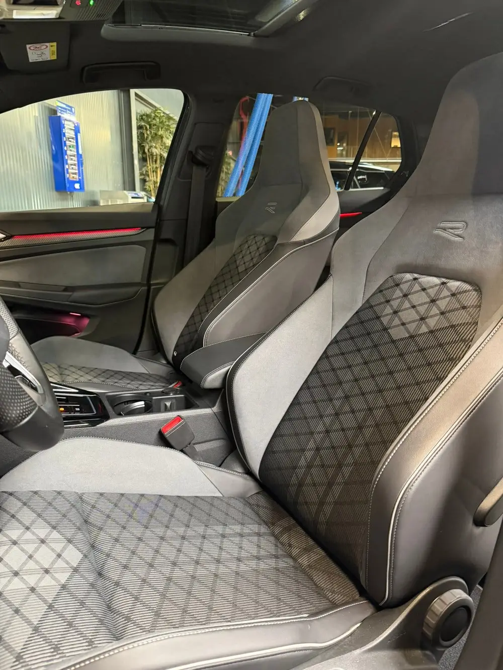 Volkswagen Golf 1.5 eTSI R-line/ACC/PANO/CAMERA/IQ uit 2022, foto 13