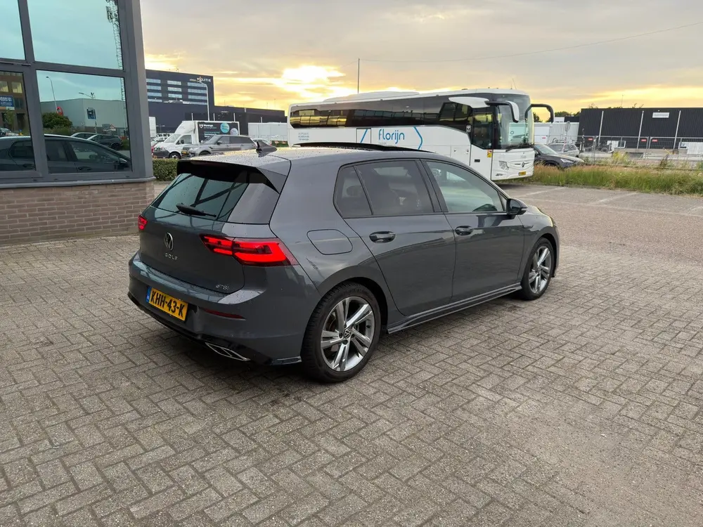 Volkswagen Golf 1.5 eTSI R-line/ACC/PANO/CAMERA/IQ uit 2022, foto 3