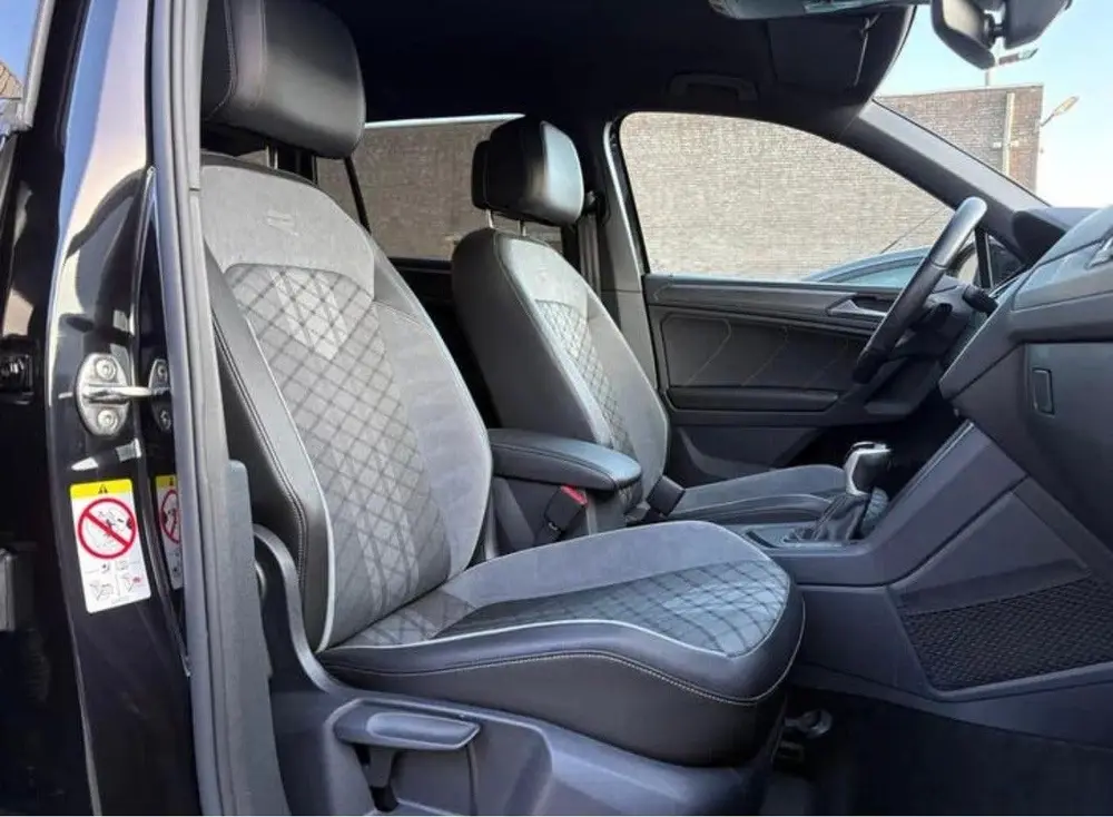 Volkswagen Tiguan ## Volkswagen Tiguan 1.5 TSI 150pk DSG 2021 Zwart ## uit 2021, foto 13