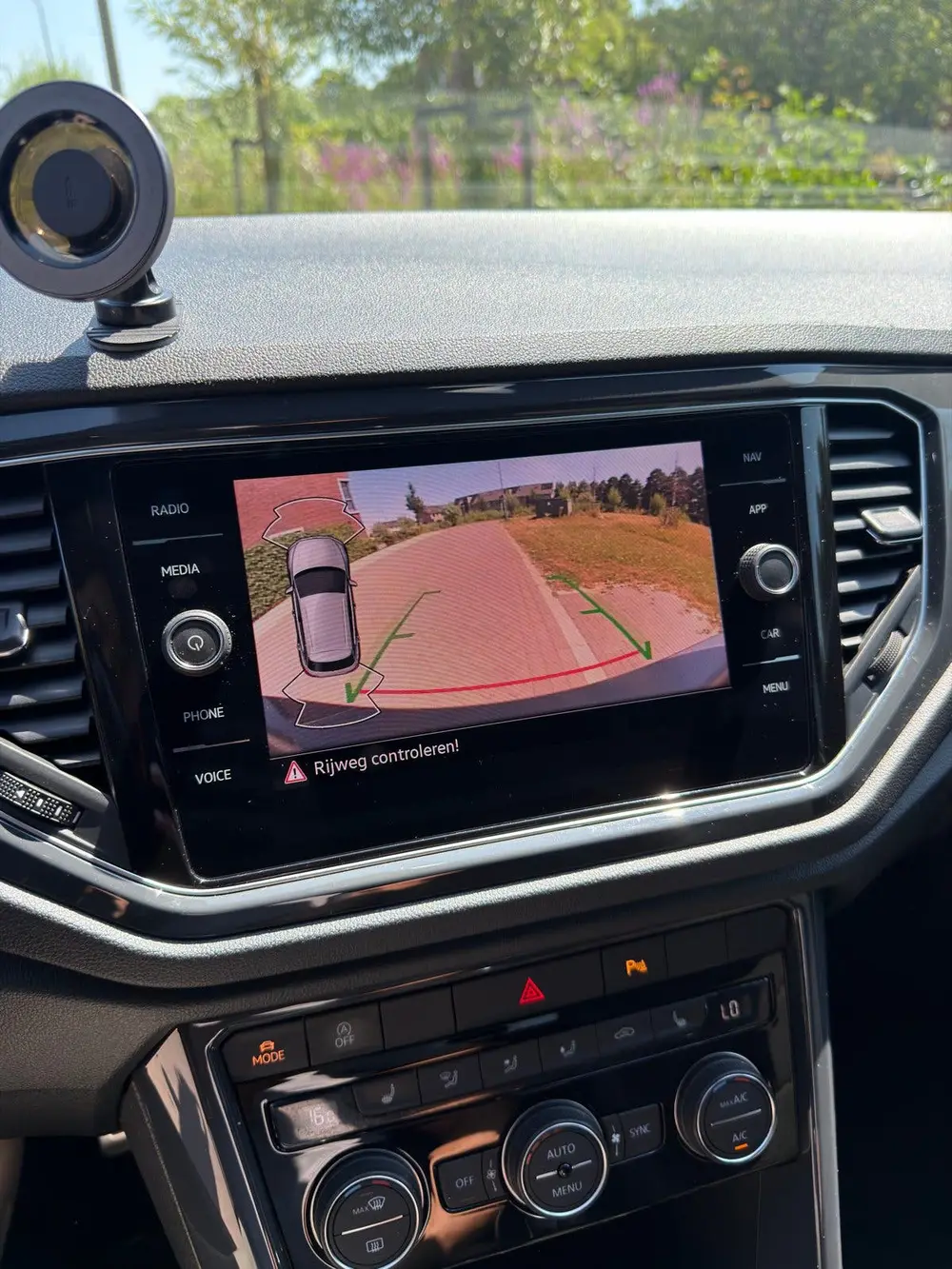 Volkswagen T-Roc 1.5 TSI 150pk 7-DSG 2021 Grijs PANO KEYLESS uit 2021, foto 13