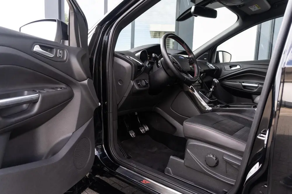 Ford Kuga 1.5 150PK ST-Line TREKHAAK / DESIGN PACK / CAMERA uit 2019, foto 15