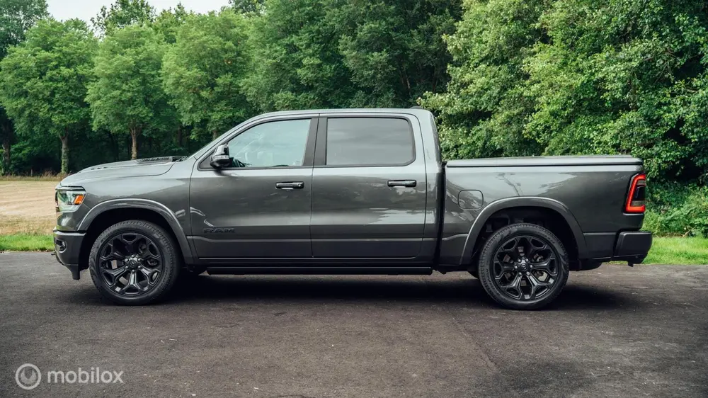 Dodge Ram 1500 Crew Cab 4x4 uit 2021, foto 2