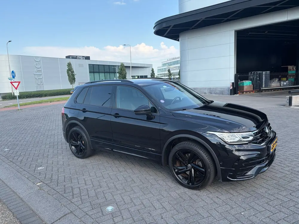 Volkswagen Tiguan 1.4 TSI Ehybrid 245pk DSG 2021 Zwart uit 2021, foto 2