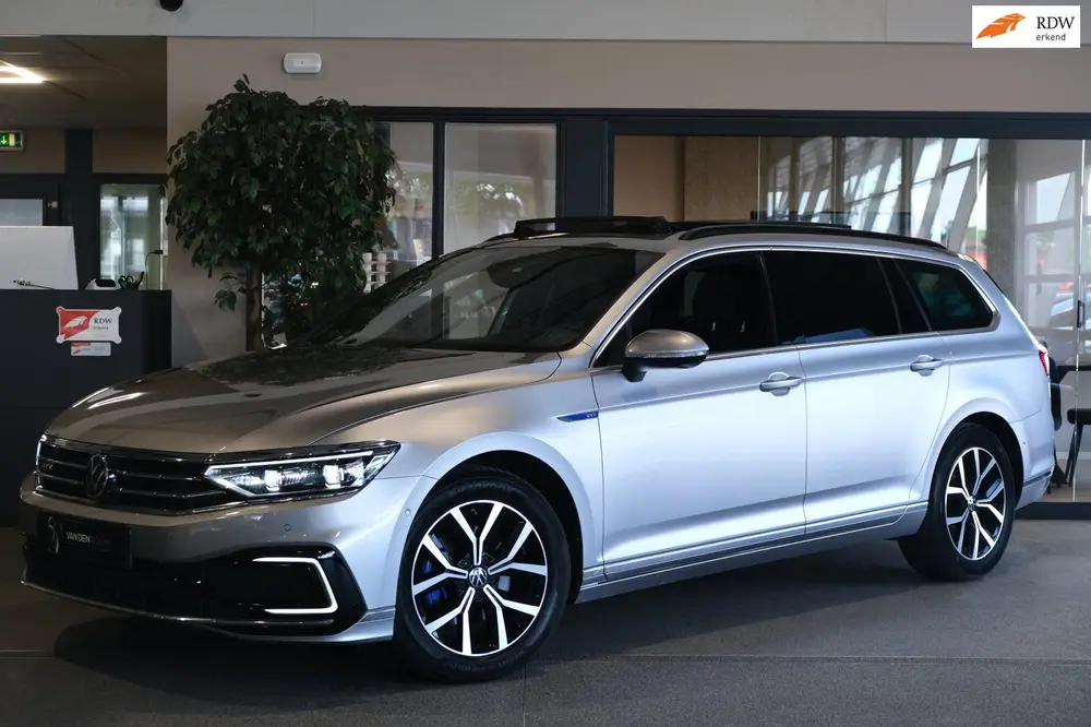 Volkswagen Passat 1.4 TSI PHEV GTE 218 PK Pano Trek Virtual uit 2020