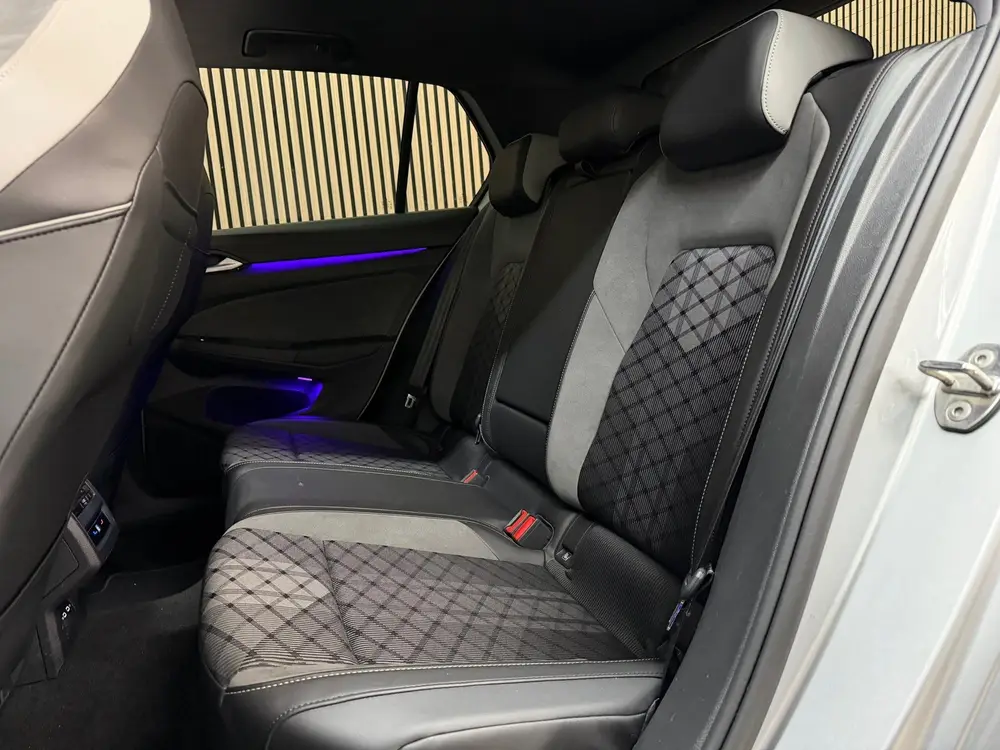 Volkswagen Golf 1.5 eTSI R-Line Business 2024 IQ-LIGHT PANO uit 2024, foto 13