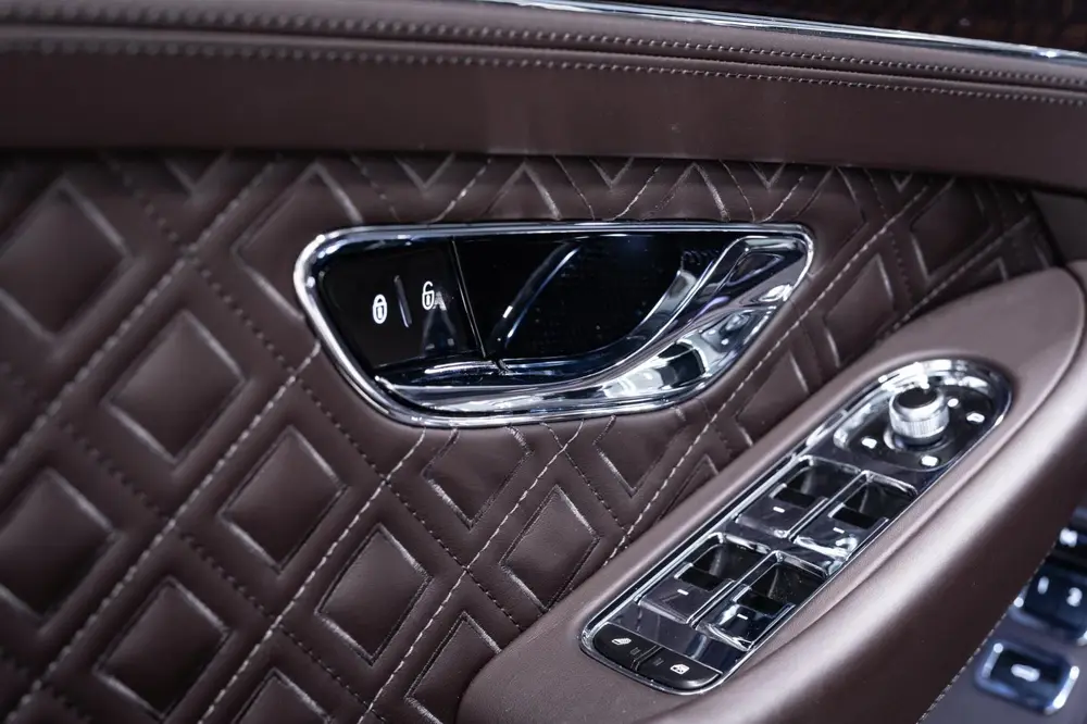 Bentley Continental W12 uit 2019, foto 16