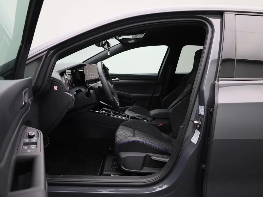 Volkswagen Golf 1.5 eTSI R-Line Edition uit 2025, foto 9