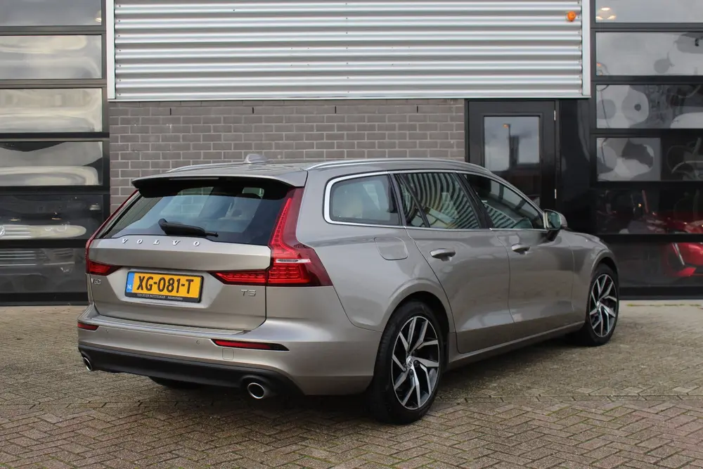 Volvo V60 2.0 T5 Momentum / Carplay / Leer / Trekhaak / N.A. uit 2019, foto 3