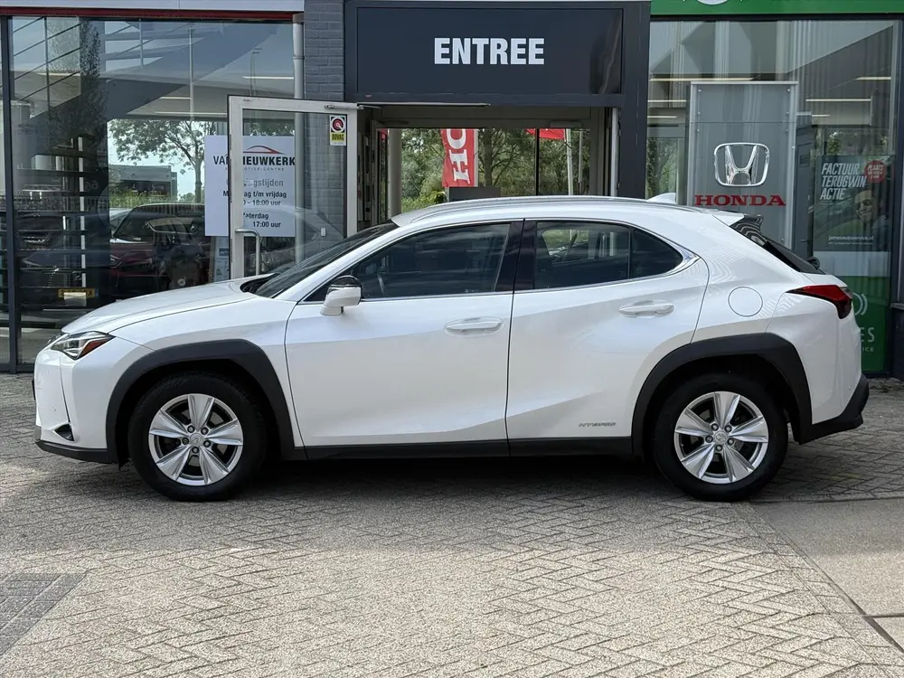 Lexus UX 250h Hybrid 184pk CVT Business Line uit 2020, foto 2