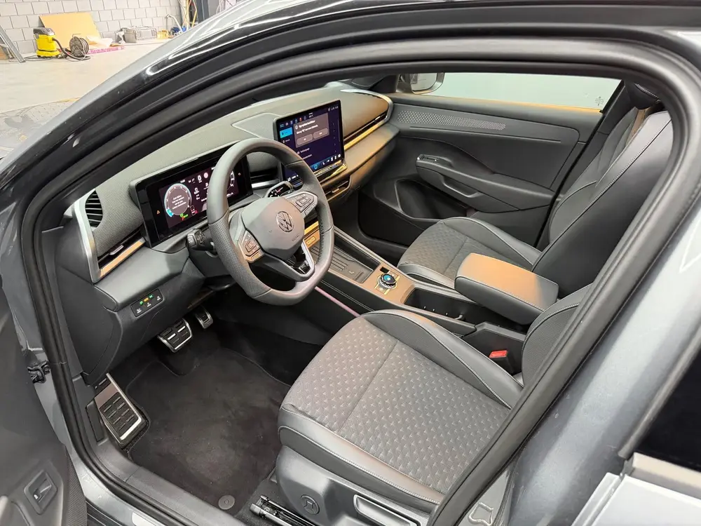 Volkswagen T-Roc 1.5 eTsi R-Line First Edition Pano-IQ-KEYLE uit 2026, foto 17