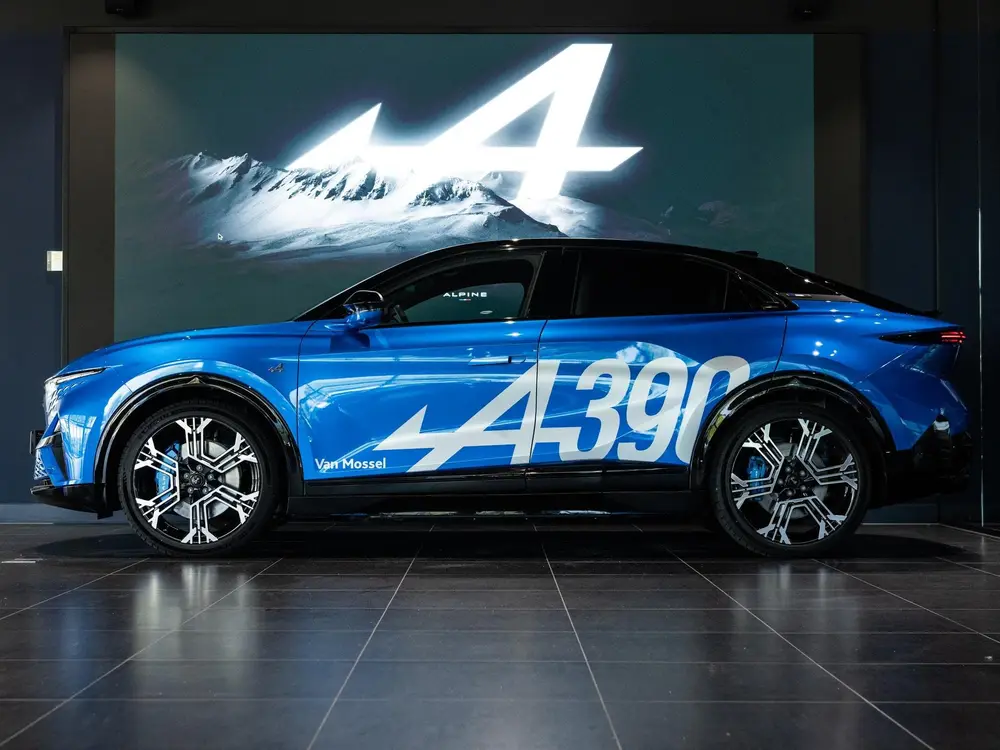 Alpine A390 GT | Bleu Alpine Vision | Sabelt® Alpine sports uit 2026, foto 2