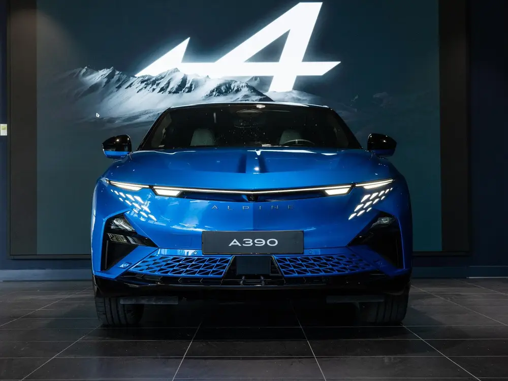 Alpine A390 GT | Bleu Alpine Vision | Sabelt® Alpine sports uit 2026, foto 3