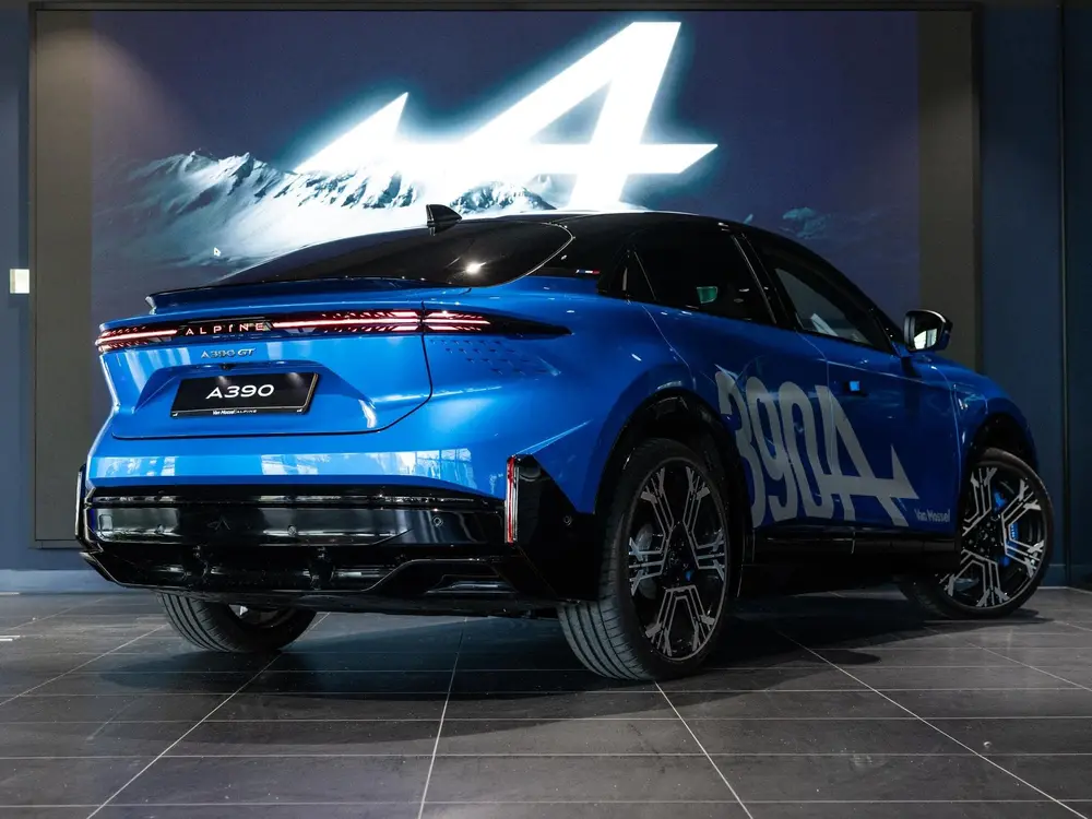 Alpine A390 GT | Bleu Alpine Vision | Sabelt® Alpine sports uit 2026, foto 2