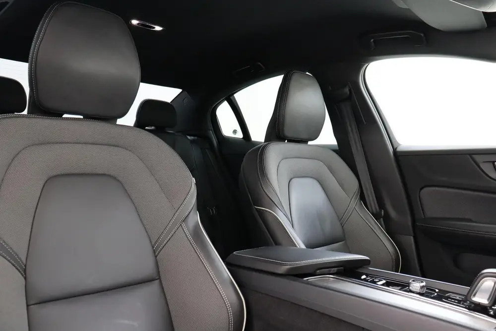 Volvo S60 B3 (M-HYBRID) R-DESIGN -HARMAN uit 2022, foto 10