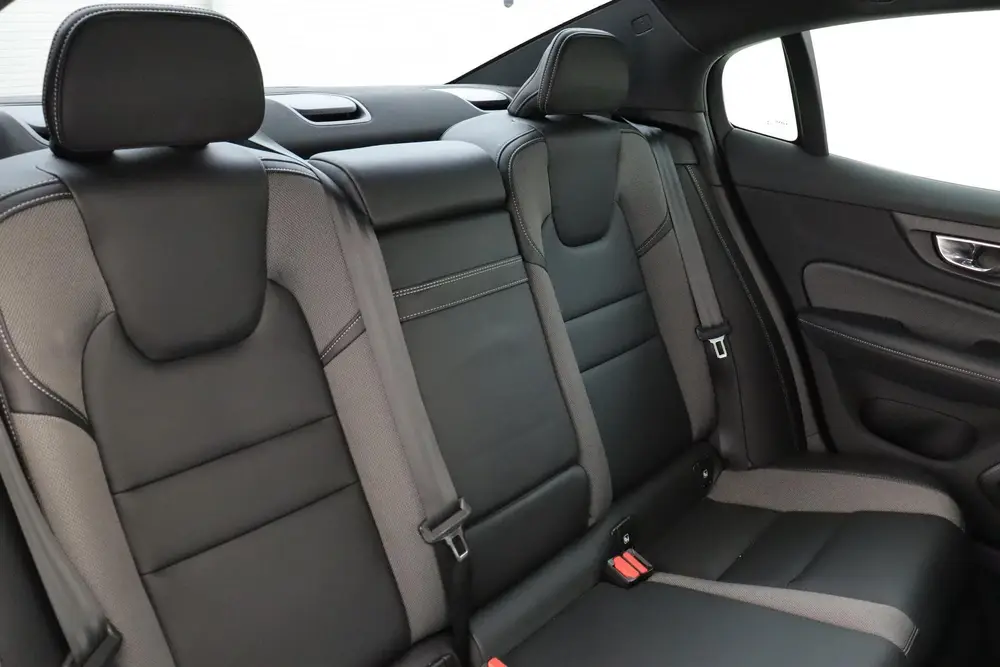 Volvo S60 B3 (M-HYBRID) R-DESIGN -HARMAN uit 2022, foto 12