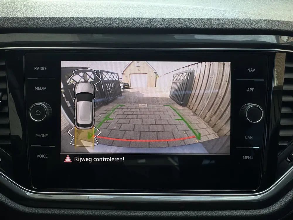 Volkswagen T-Roc 1.5 TSI 150pk DSG R-line Panoramadak Virtua uit 2022, foto 10