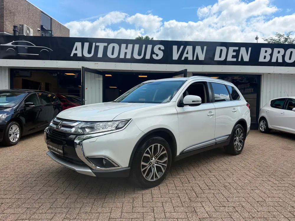Mitsubishi Outlander 2.0 2WD Instyle|Navi|Cruise|Clima|Carpl uit 2019, foto 5