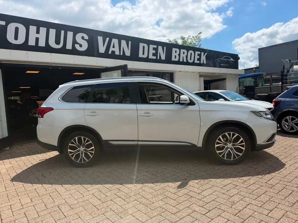 Mitsubishi Outlander 2.0 2WD Instyle|Navi|Cruise|Clima|Carpl uit 2019, foto 9