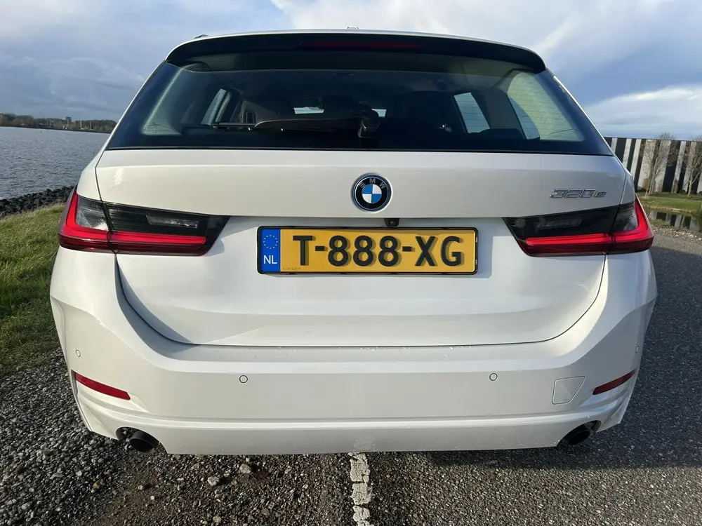 BMW 3-serie 320E WideScreen uit 2023, foto 10