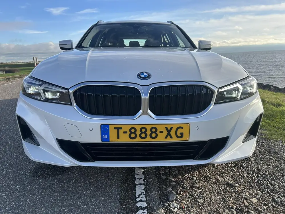 BMW 3-serie 320E WideScreen uit 2023, foto 3