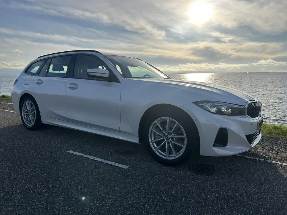 BMW 3-serie 320E WideScreen uit 2023, foto 9