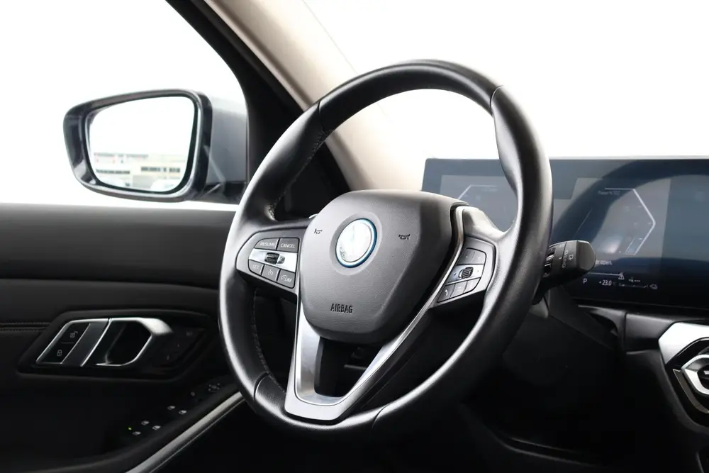 BMW 3-serie 320e uit 2023, foto 11