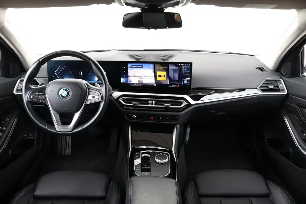 BMW 3-serie 320e uit 2023, foto 12