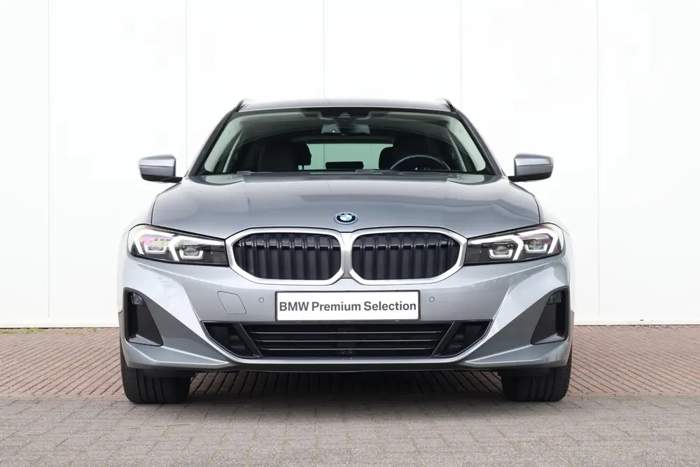 BMW 3-serie 320e uit 2023, foto 2