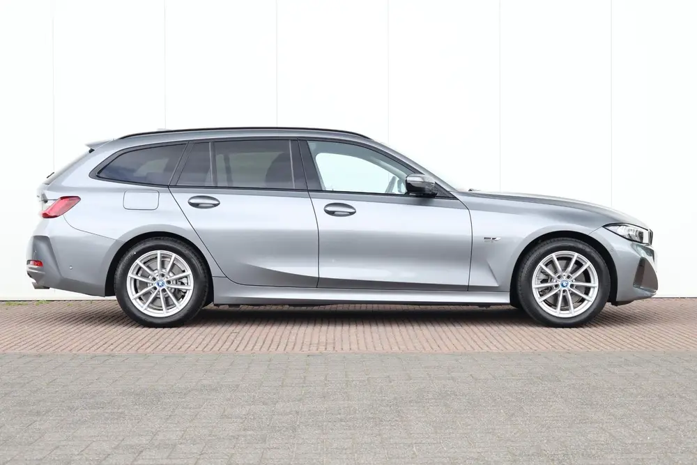 BMW 3-serie 320e uit 2023, foto 5