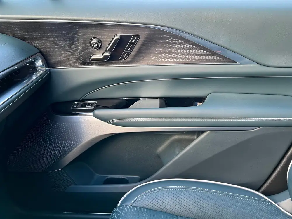 Cadillac Lyriq Sport uit 2025, foto 12
