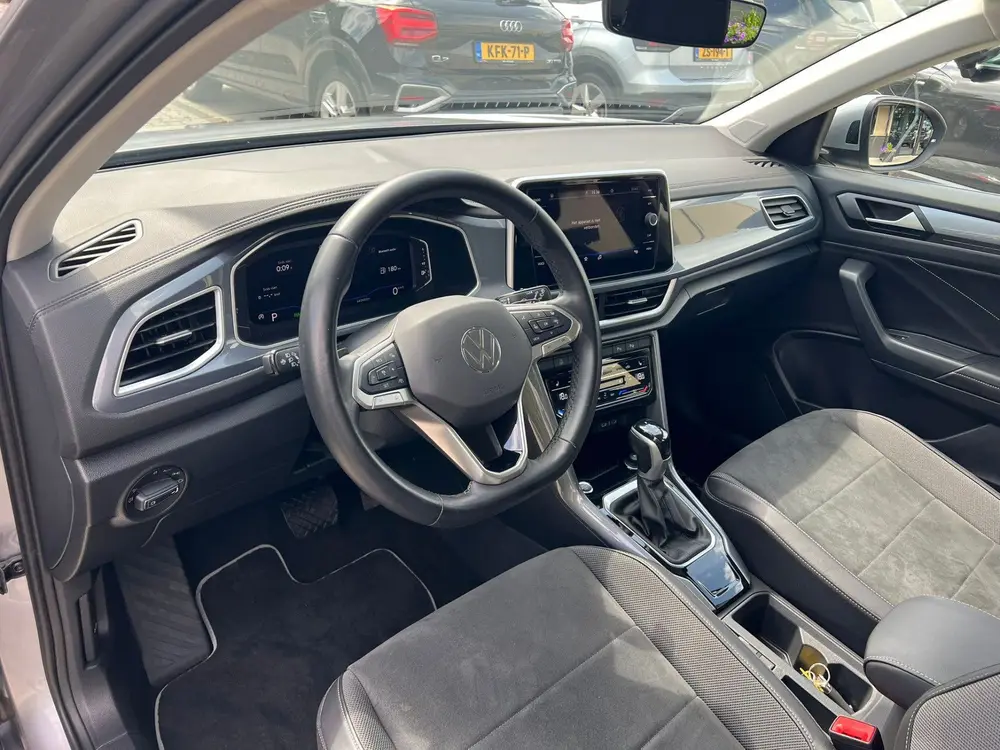 Volkswagen T-Roc 1.5 TSI Style plus virtual cockpit, stoelve uit 2023, foto 2