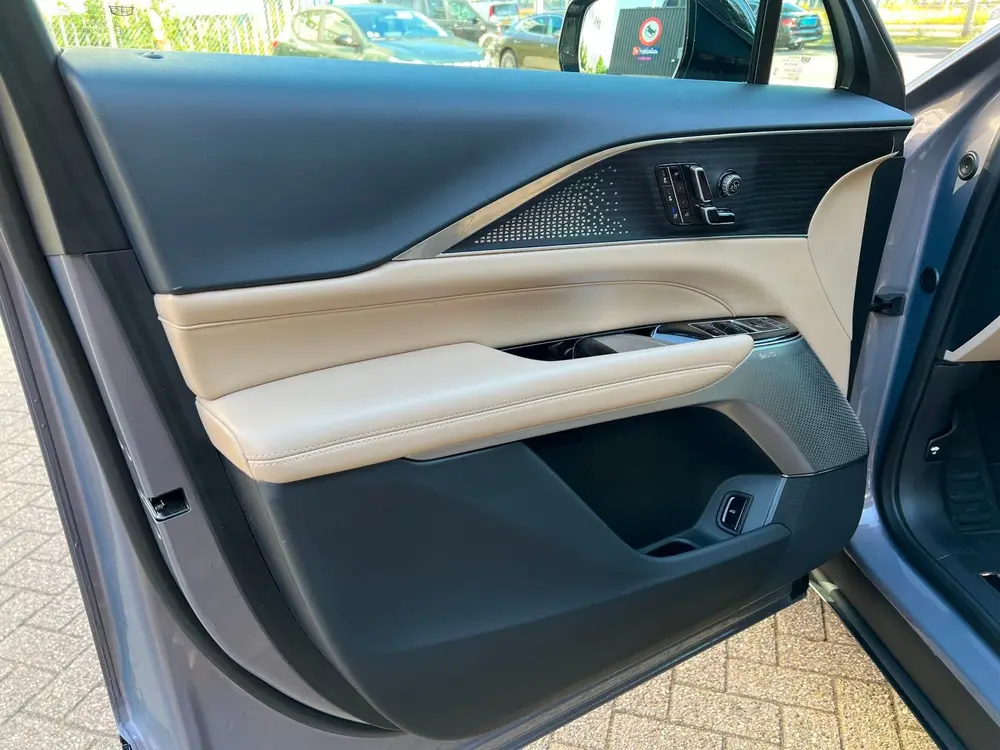 Cadillac Lyriq Sport uit 2024, foto 11