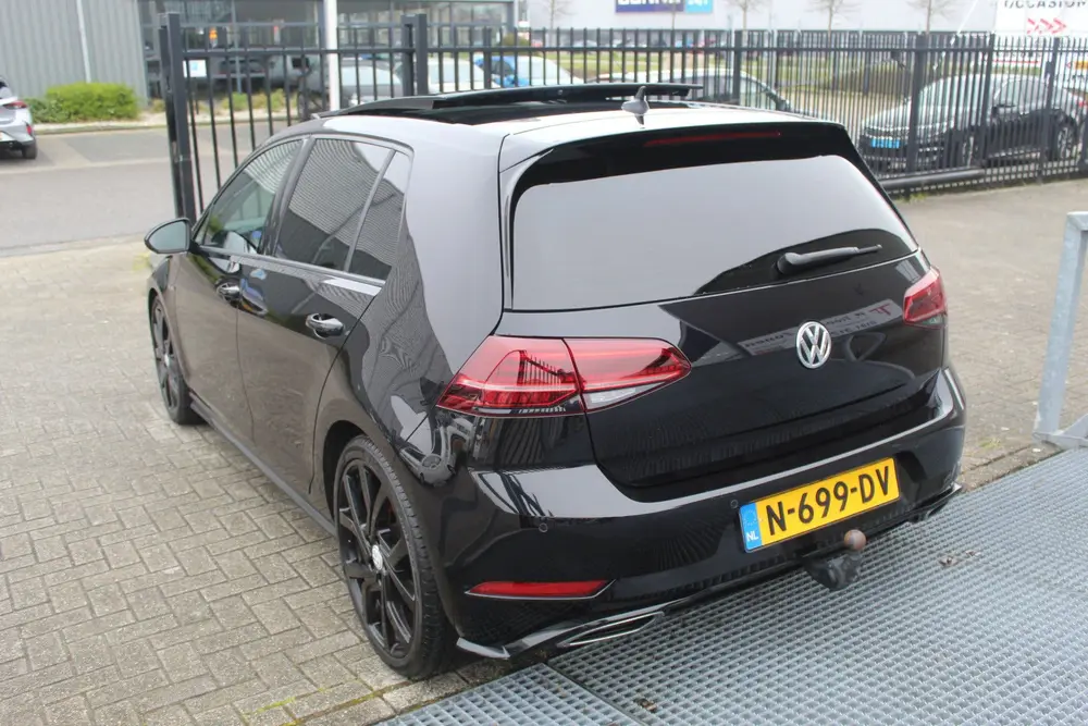 Volkswagen Golf 1.5 TSI Highline R-line Automaat Panoramadak uit 2019, foto 13