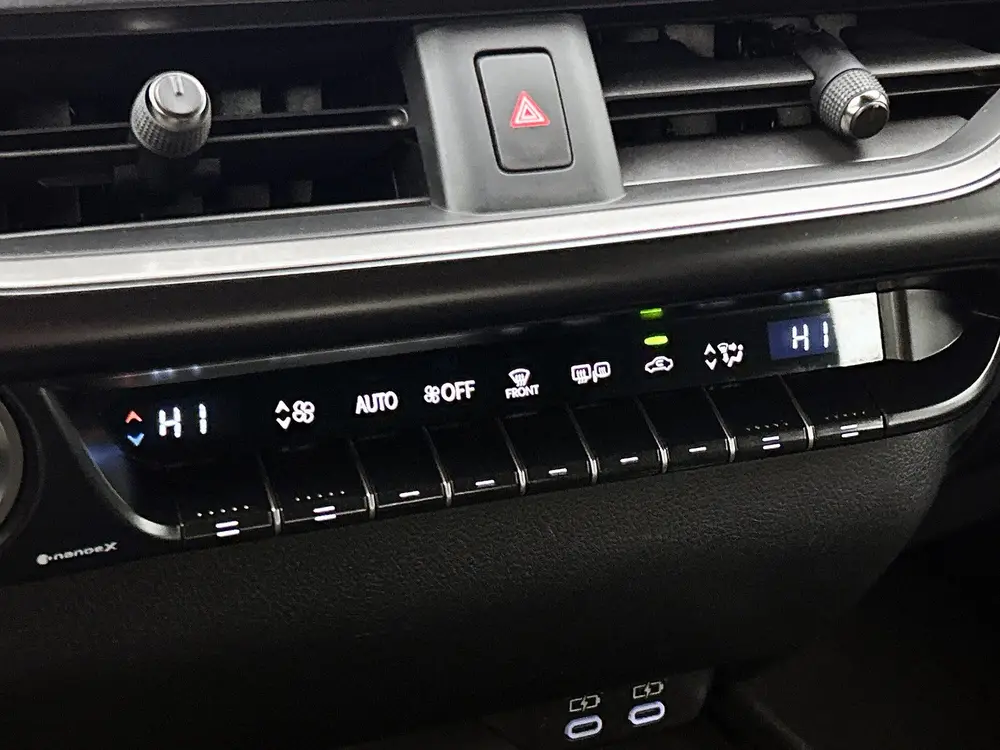 Lexus UX 250h Urban Line uit 2024, foto 10