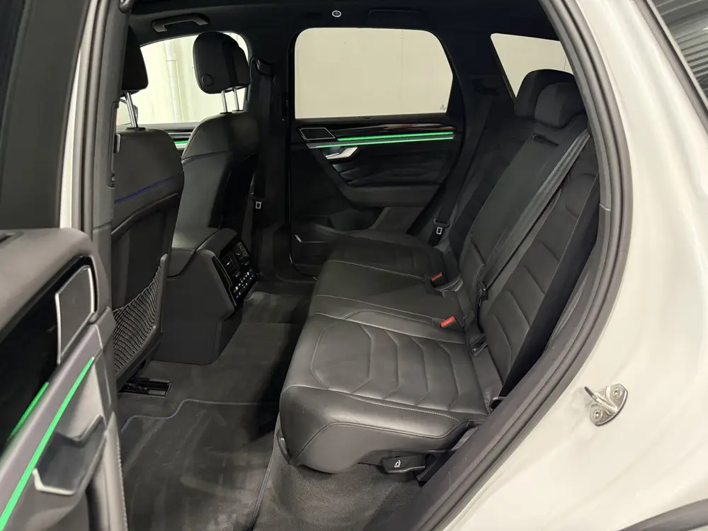 Volkswagen Touareg R 3.0 TSi 4MOTION eHybrid 462PK PANO/PUGL uit 2021, foto 13