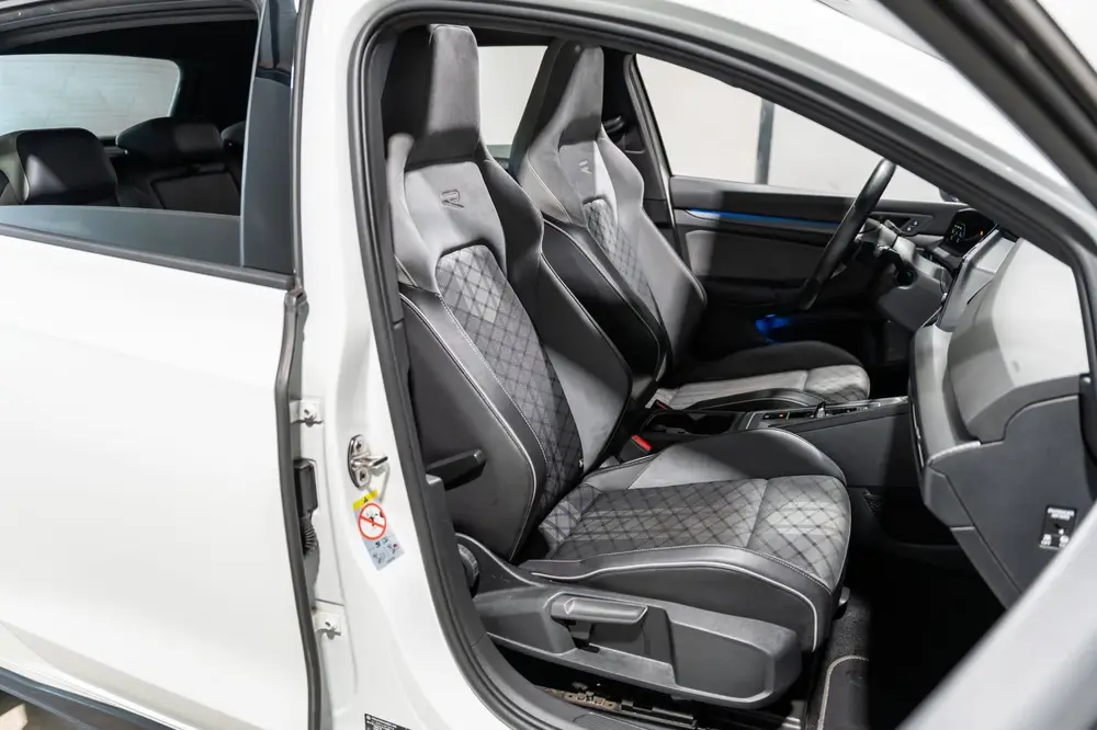 Volkswagen Golf 1.5 eTSI DSG R-Line Pano IQ Camera uit 2021, foto 15