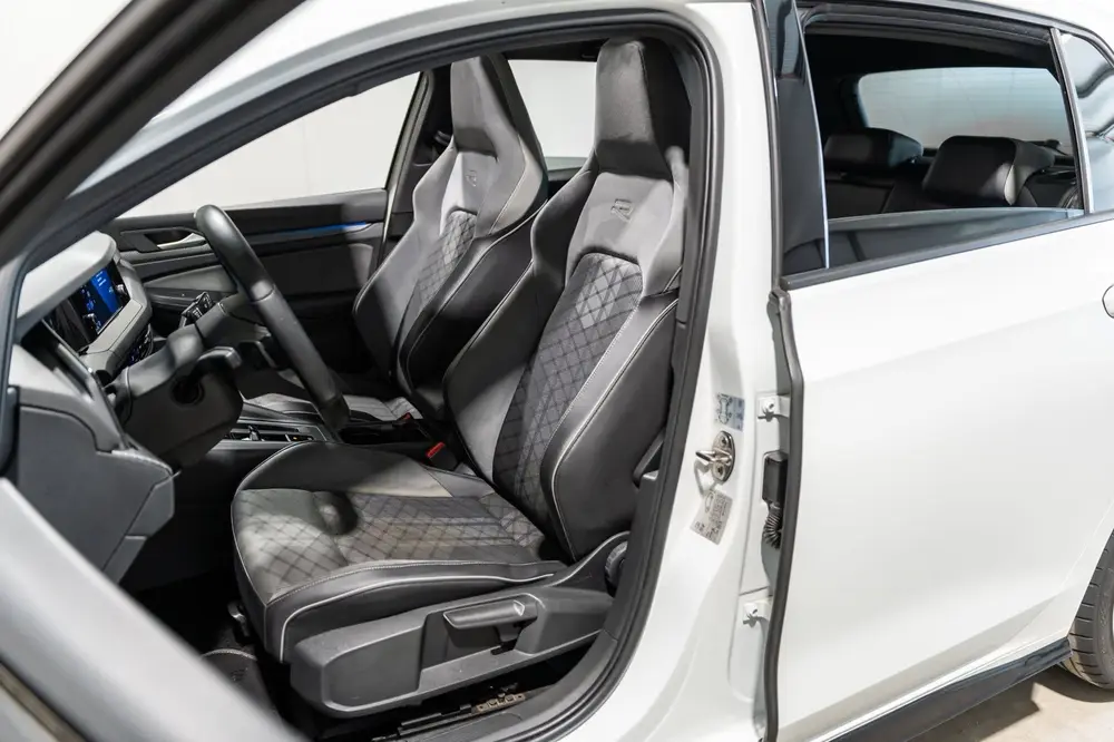 Volkswagen Golf 1.5 eTSI DSG R-Line Pano IQ Camera uit 2021, foto 16