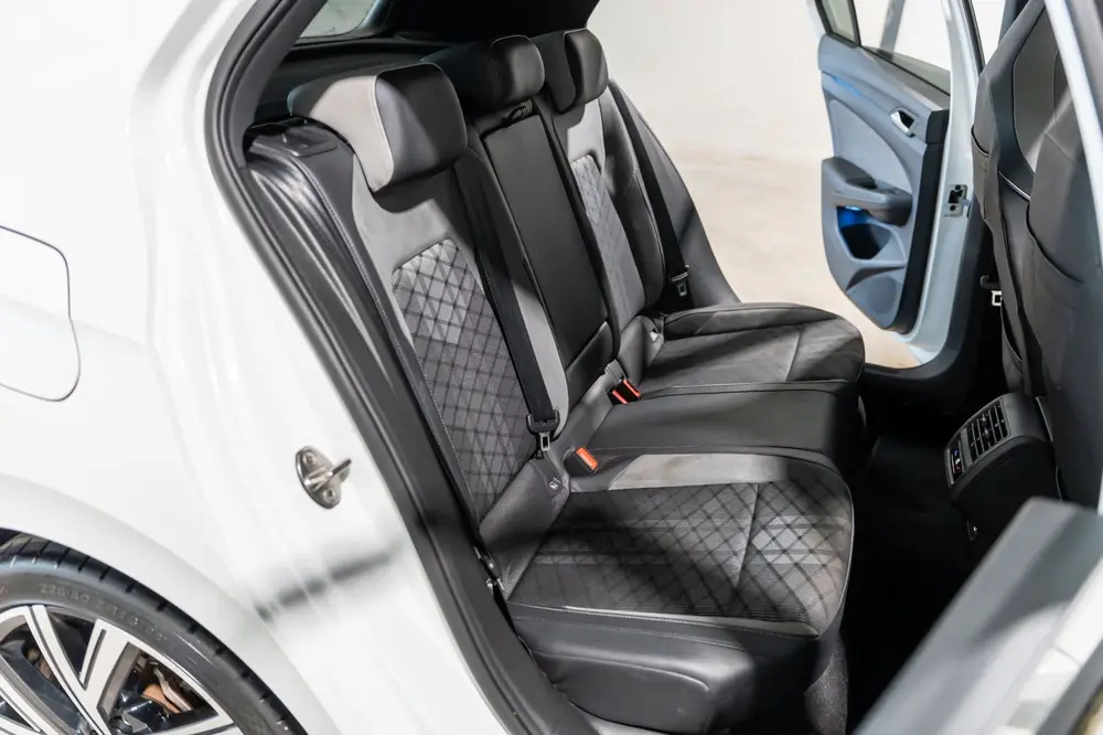 Volkswagen Golf 1.5 eTSI DSG R-Line Pano IQ Camera uit 2021, foto 19