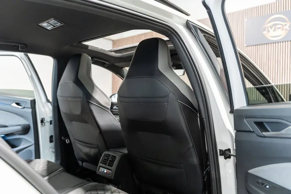 Volkswagen Golf 1.5 eTSI DSG R-Line Pano IQ Camera uit 2021, foto 20