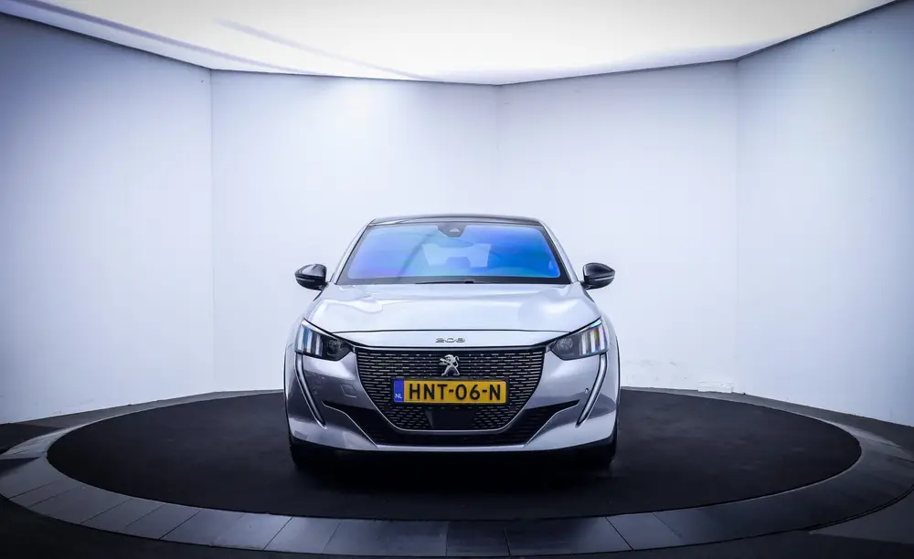 Peugeot 208 1.2T Aut. GT-Line 130pk PANO uit 2023, foto 2