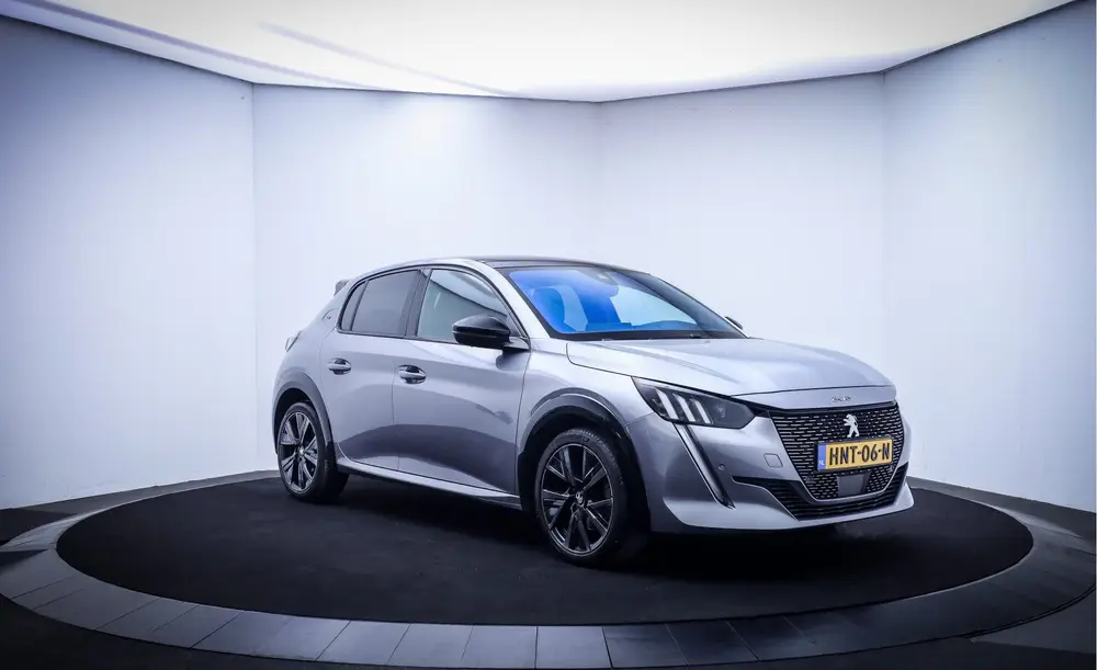 Peugeot 208 1.2T Aut. GT-Line 130pk PANO uit 2023, foto 3