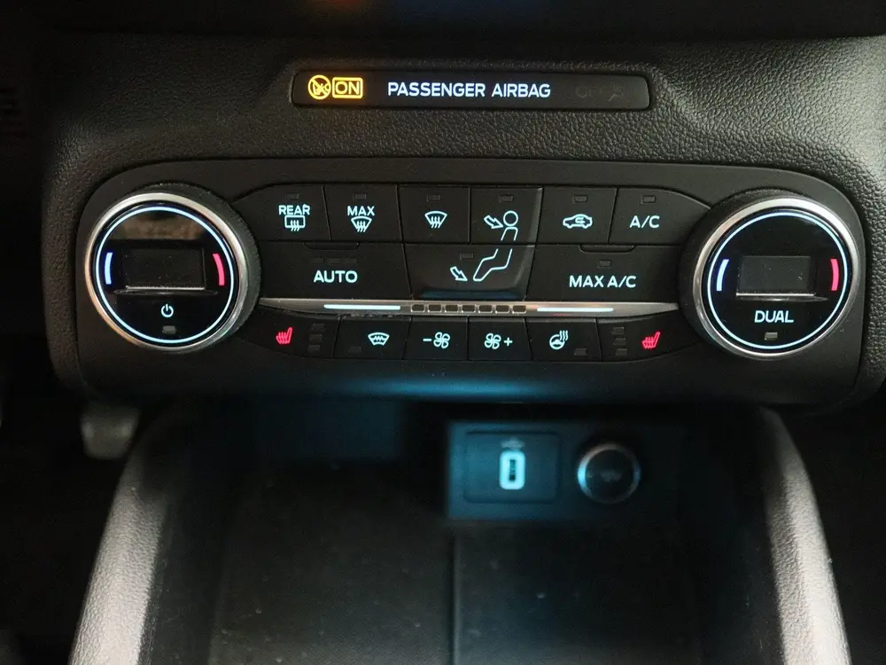 Ford Focus 1.0 EcoBoost Titanium Business uit 2019, foto 11