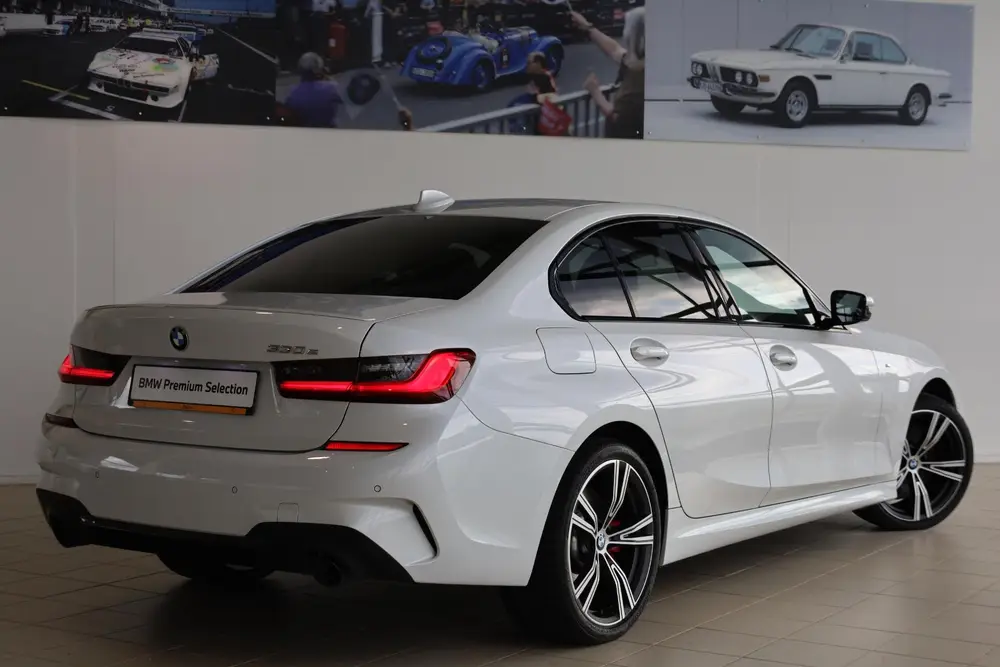BMW 3-serie Sedan 330e uit 2021, foto 2