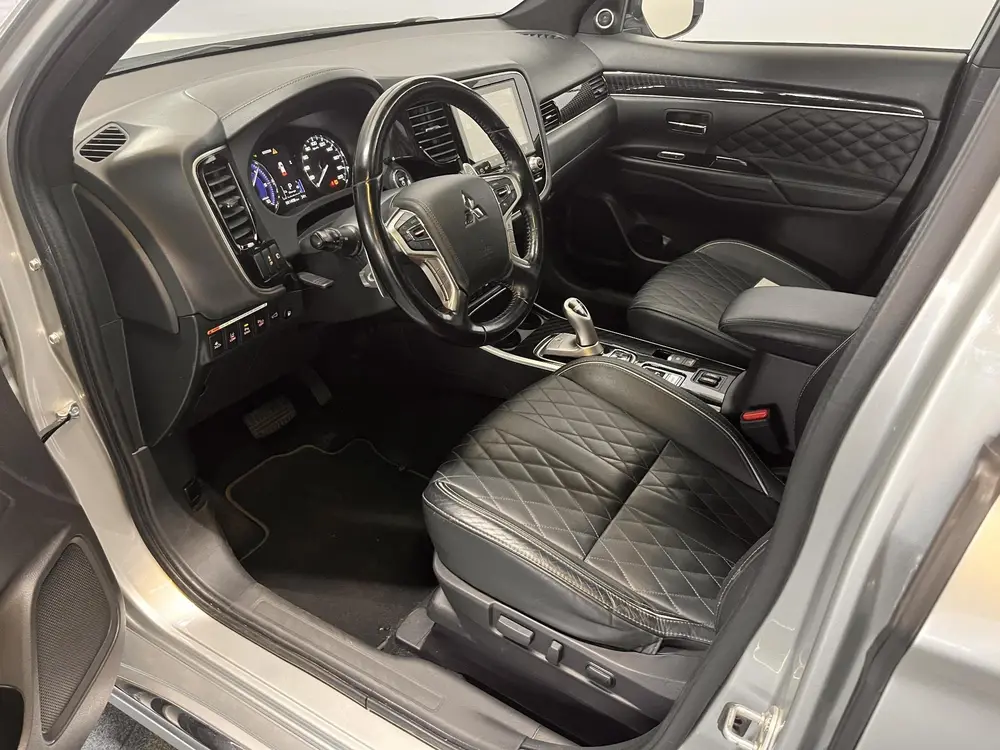 Mitsubishi Outlander 2.4 PHEV Intense+ Automaat uit 2020, foto 11