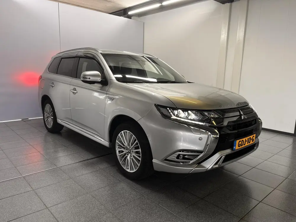 Mitsubishi Outlander 2.4 PHEV Intense+ Automaat uit 2020, foto 2