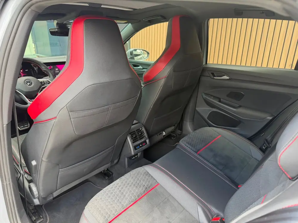Volkswagen Golf 2.0 TSI GTI CLUBSPORT MILLTEK MAXTON PANO uit 2021, foto 20