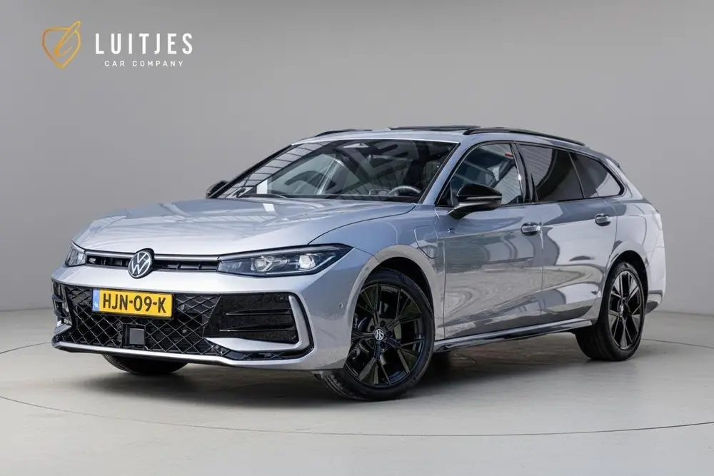 Volkswagen Passat Variant 1.5 eHybrid R-Line Black-Style Org uit 2025